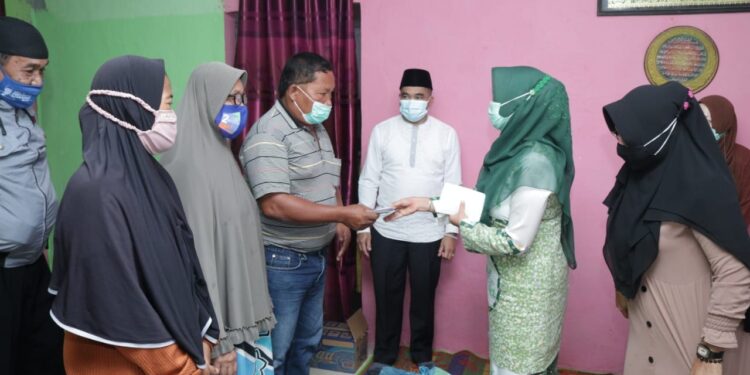 Dekranasda Siak Beri Santunan Warga Perawang Barat