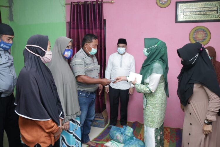 Dekranasda Siak Beri Santunan Warga Perawang Barat
