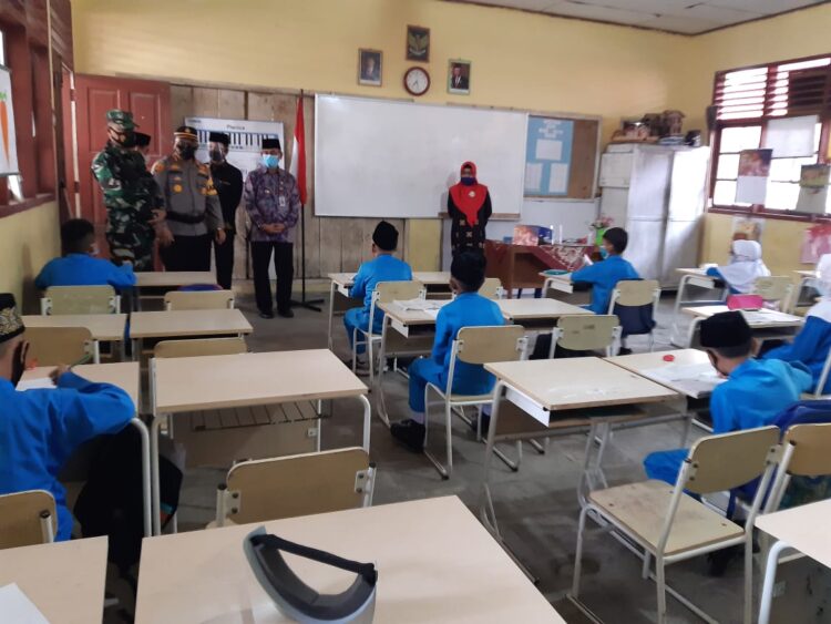 Kapolres Kuansing Bersama Forkopimda Monitor Pelaksanaan Belajar Mengajar Tatap Muka
