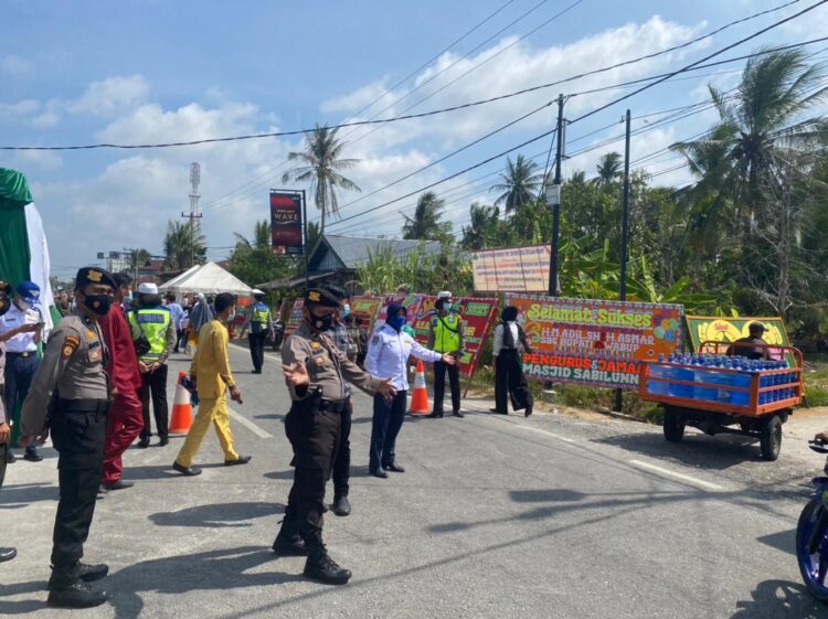 Polisi Kawal Nobar Pelantikan Bupati – Wabup Terpilih di Meranti
