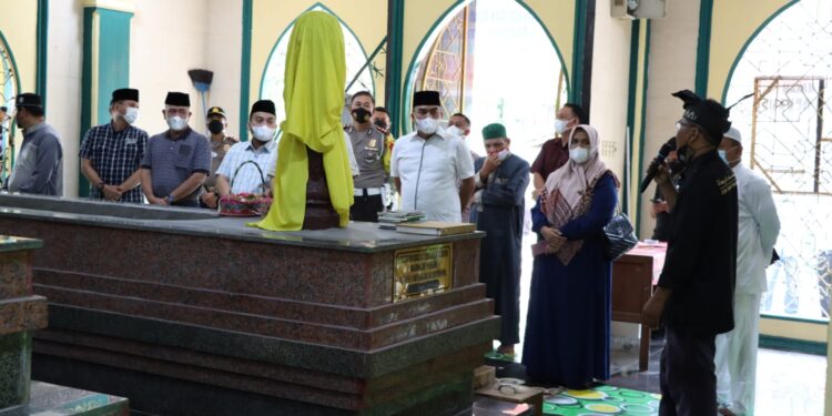 Kapolresta Pekanbaru Dampingi Kapolda Riau Ziarah ke Komplek Makam Marhum Pekan