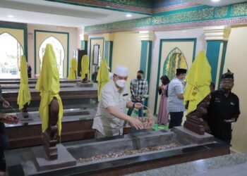Kapolda Riau Ziarah Makam Marhum Pendiri Kota Pekanbaru