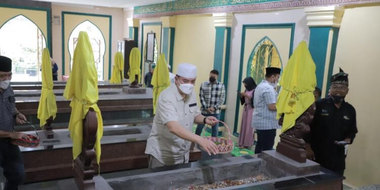 Kapolda Riau Ziarah Makam Marhum Pendiri Kota Pekanbaru