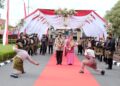 Masuki Mapolda Riau Irjen M Iqbal Disambut Adat Tepuk Tepung Tawar