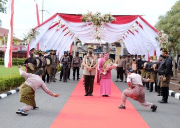 Masuki Mapolda Riau Irjen M Iqbal Disambut Adat Tepuk Tepung Tawar