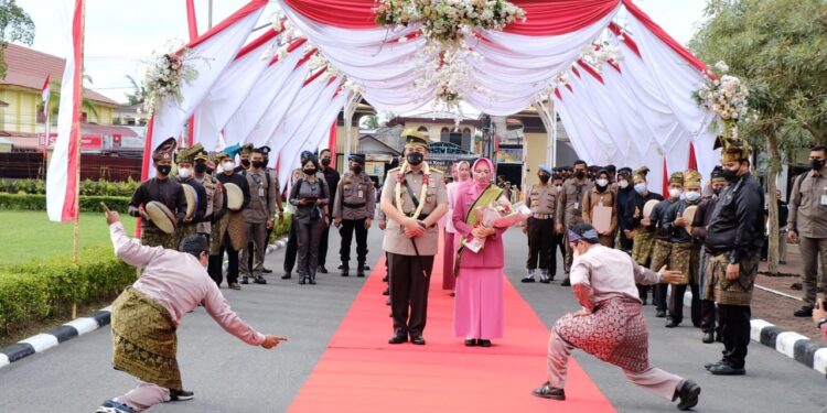 Masuki Mapolda Riau Irjen M Iqbal Disambut Adat Tepuk Tepung Tawar
