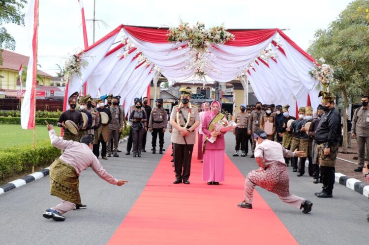 Masuki Mapolda Riau Irjen M Iqbal Disambut Adat Tepuk Tepung Tawar