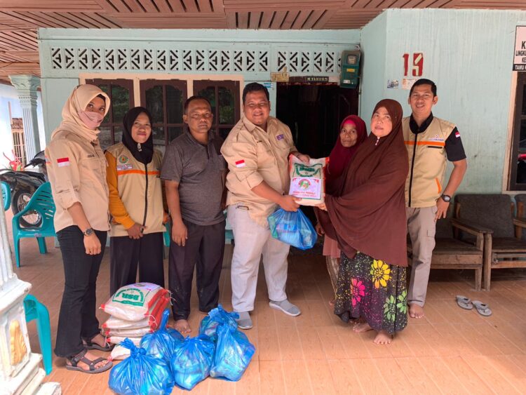 Luar Biasa PPRH Salurkan 150 Paket Sembako Pada Korban Banjir di Rohul