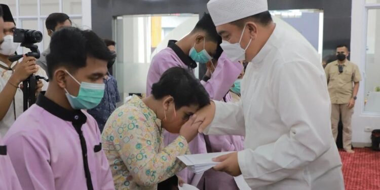 Gelar Yasinan dan Do’a Bersama Kapolda Riau Berikan Santunan Anak Yatim Piatu dan Office Boy