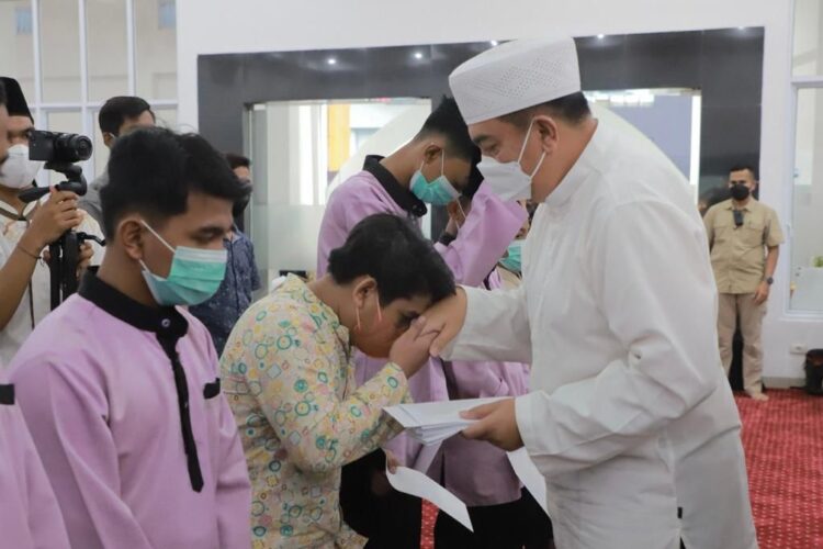 Gelar Yasinan dan Do’a Bersama Kapolda Riau Berikan Santunan Anak Yatim Piatu dan Office Boy