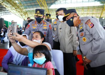 Tinjau Vaksinasi Serentak se-Indonesia,Kapolri Ingatkan Syarat Wajib Laksanakan PTM 100 Persen