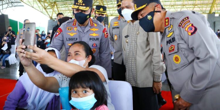 Tinjau Vaksinasi Serentak se-Indonesia,Kapolri Ingatkan Syarat Wajib Laksanakan PTM 100 Persen