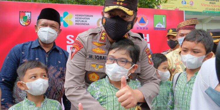 Kapolda Riau Irjen M Iqbal Berikan Semangat Berupa Bingkisan Untuk Anak Anak Peserta Vaksinasi Serentak