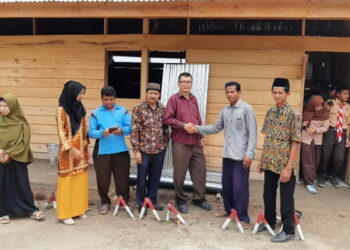 Pimpinan Perusahaan Mitrasari Prima & Agritasarii Prima, saat memberikan bantuan pendidikan.