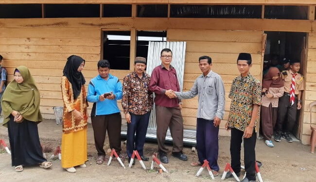 Pimpinan Perusahaan Mitrasari Prima & Agritasarii Prima, saat memberikan bantuan pendidikan.