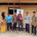 Pimpinan Perusahaan Mitrasari Prima & Agritasarii Prima, saat memberikan bantuan pendidikan.