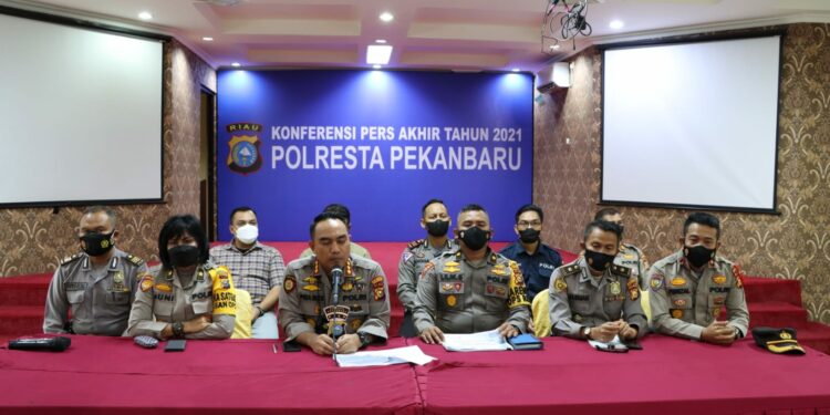 Kapolresta Pekanbaru Konfrensi Press  Dalam Capaian Kerja Selama Tahun 2021