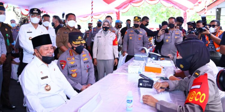 Tinjau Vaksinasi se-Indonesian Kapolri Saksikan Gubernur Maluku Utara Divaksinassi