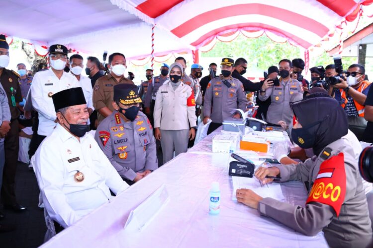 Tinjau Vaksinasi se-Indonesian Kapolri Saksikan Gubernur Maluku Utara Divaksinassi