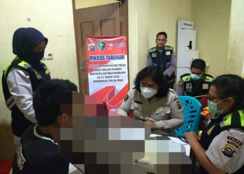 Menyambut HUT Bhayangkara ke 77 Team Dokkes Polda Riau laksanakan Pengecekan Rikes terhadap Tahanan Polsek Tampan
