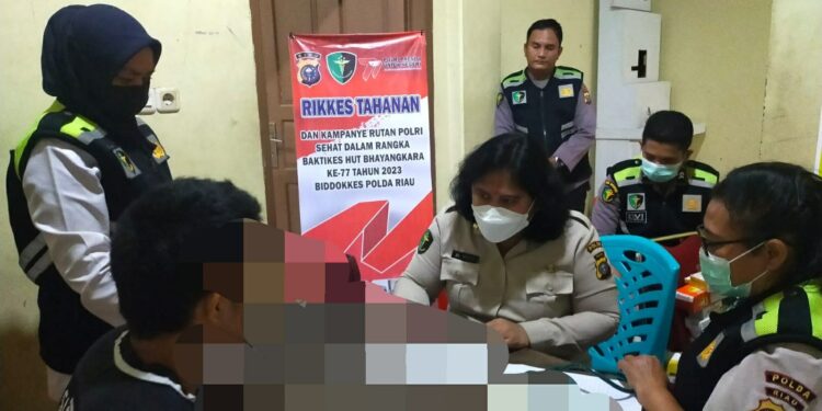 Menyambut HUT Bhayangkara ke 77 Team Dokkes Polda Riau laksanakan Pengecekan Rikes terhadap Tahanan Polsek Tampan