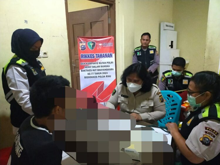 Menyambut HUT Bhayangkara ke 77 Team Dokkes Polda Riau laksanakan Pengecekan Rikes terhadap Tahanan Polsek Tampan