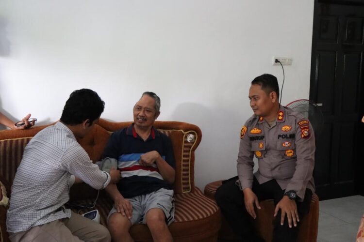 Tali Kasih di Hari Bhayangkara Ke-77, Kapolres Kuansing Melaksanakan Bakti Kesehatan Kepada Personil Yang Sakit Menahun