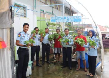 Kepala KPR Rutan Klas II Rengat Panen Sayur Bersama