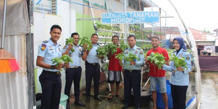 Kepala KPR Rutan Klas II Rengat Panen Sayur Bersama