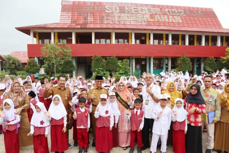 HM Wardan Bersama Kadis Pendidikan dan Bunda Paud Hj.Zulaikhah Wardan Kunjungi Sekolah