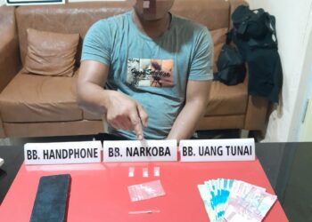 Pelaku Narkoba Ditangkap Tim Ojoloyo Saat Duduk  depan Rumahnya