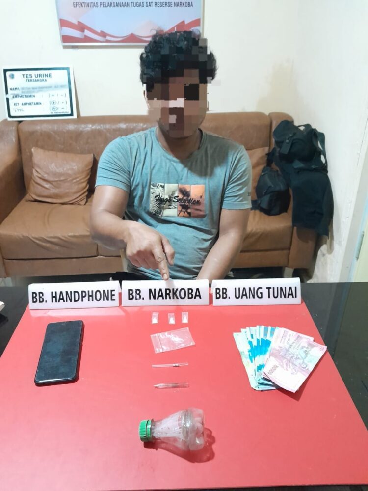 Pelaku Narkoba Ditangkap Tim Ojoloyo Saat Duduk  depan Rumahnya