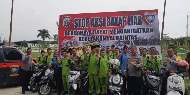 Polres Kampar Laksanakan Pemasangan Baliho Himbauan Bahaya Balap Liar