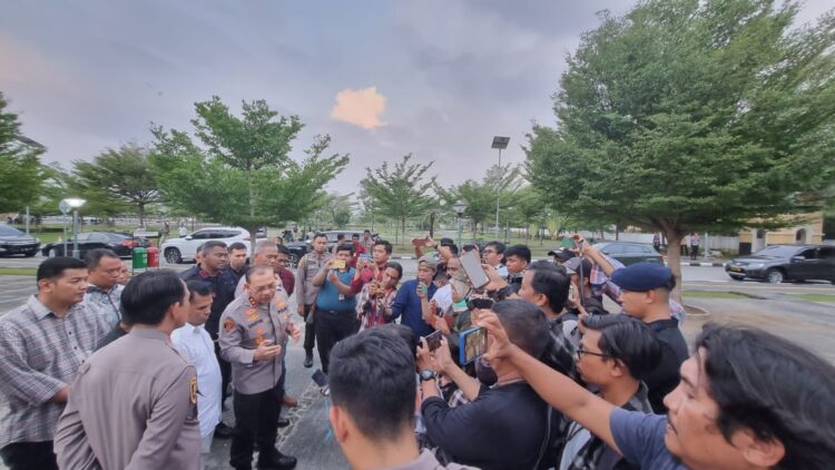 Kapolda Sumbar Pastikan Anggotanya Tidak ada yang Pijak Tempat Ibadah di Mesjid Raya Sumbar