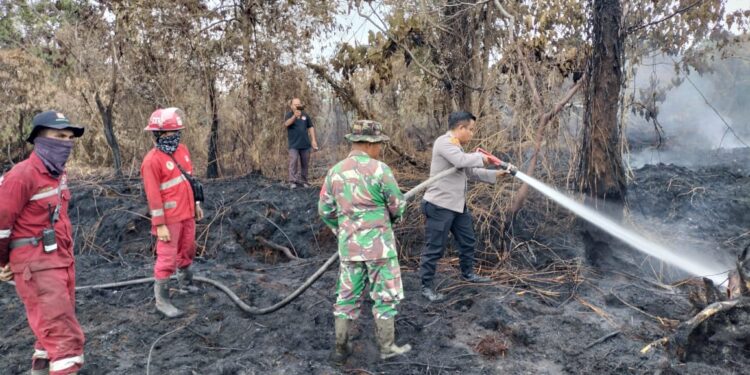 Polsek Tambang Lakukan Pendinginan Karhutla di Desa Rimbo Panjang