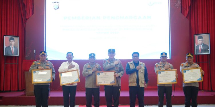 (BP2MI) Memberikan Penghargaan Kepada Kapolda Riau.