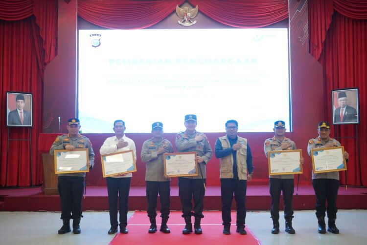 (BP2MI) Memberikan Penghargaan Kepada Kapolda Riau.