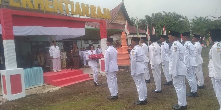 Camat Perhentian Raja Jadi Pemimpin Upacara Hut RI Ke-78 Tahun