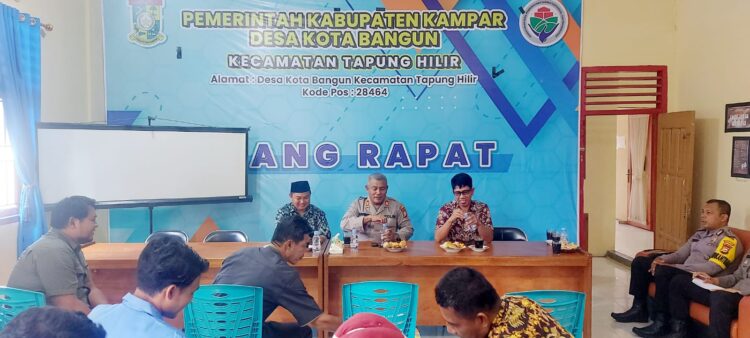 Kapolsek Tapung Hilir AKP Jurfredi SH Lakukan Silaturahmi dan Perkenalan Melalui Program Jum’at Curhat Perdananya di Desa Kota Bangun