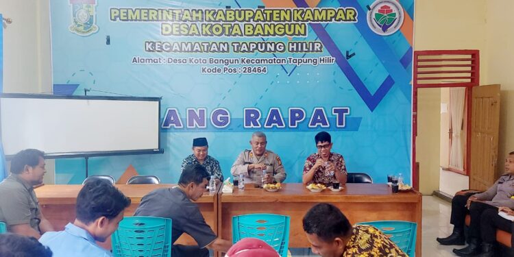 Kapolsek Tapung Hilir AKP Jurfredi SH Lakukan Silaturahmi dan Perkenalan Melalui Program Jum’at Curhat Perdananya di Desa Kota Bangun