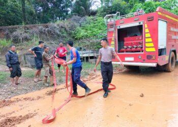 Polsek Hulu Kuantan Bersama Muspika Dan Warga Bersih Rumah dan Jalan Terdampak Longsor