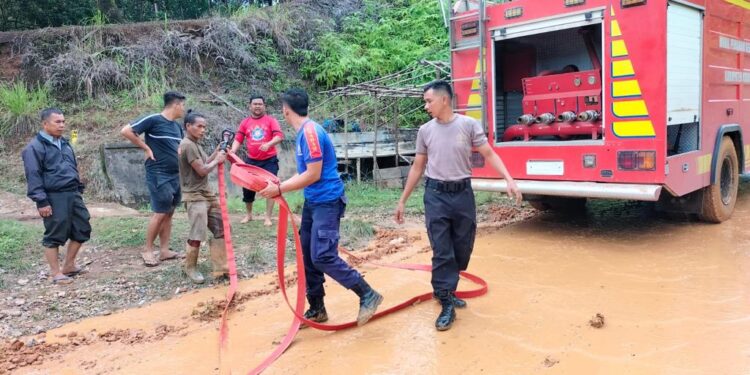 Polsek Hulu Kuantan Bersama Muspika Dan Warga Bersih Rumah dan Jalan Terdampak Longsor