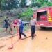Polsek Hulu Kuantan Bersama Muspika Dan Warga Bersih Rumah dan Jalan Terdampak Longsor