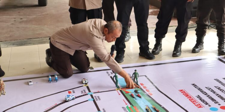 Polres Kuantan Singingi Melaksanakan Tactical Floor Game (TFG) Pengamanan Event Nasional Pacu Jalur Thn 2023 Di Tepian Narosa Teluk Kuantan