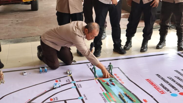 Polres Kuantan Singingi Melaksanakan Tactical Floor Game (TFG) Pengamanan Event Nasional Pacu Jalur Thn 2023 Di Tepian Narosa Teluk Kuantan