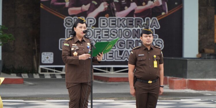 Asisten Pengawasan Kejaksaan Tinggi Riau Penerima Apel Kerja Pagi