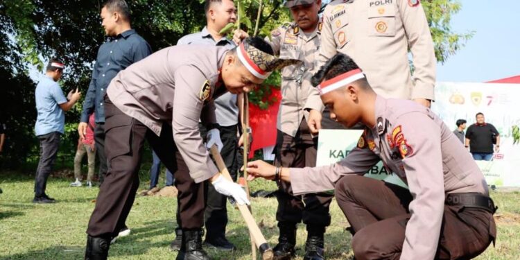 Kapolresta Pekanbaru, Melakukan Penanaman Ribuan Bibit Pohon