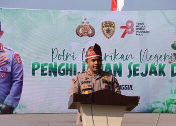 Teluk Erong Dihijaukan, Ini Pesan Kapolres Inhu Saat Tanam Pohon Serentak