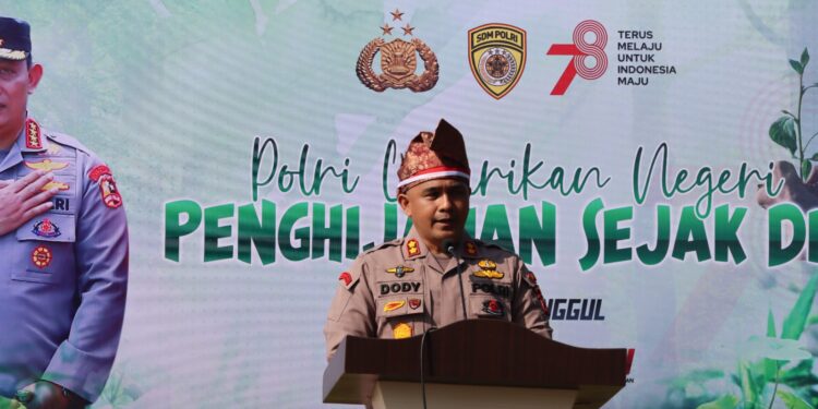 Teluk Erong Dihijaukan, Ini Pesan Kapolres Inhu Saat Tanam Pohon Serentak