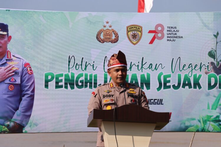 Teluk Erong Dihijaukan, Ini Pesan Kapolres Inhu Saat Tanam Pohon Serentak